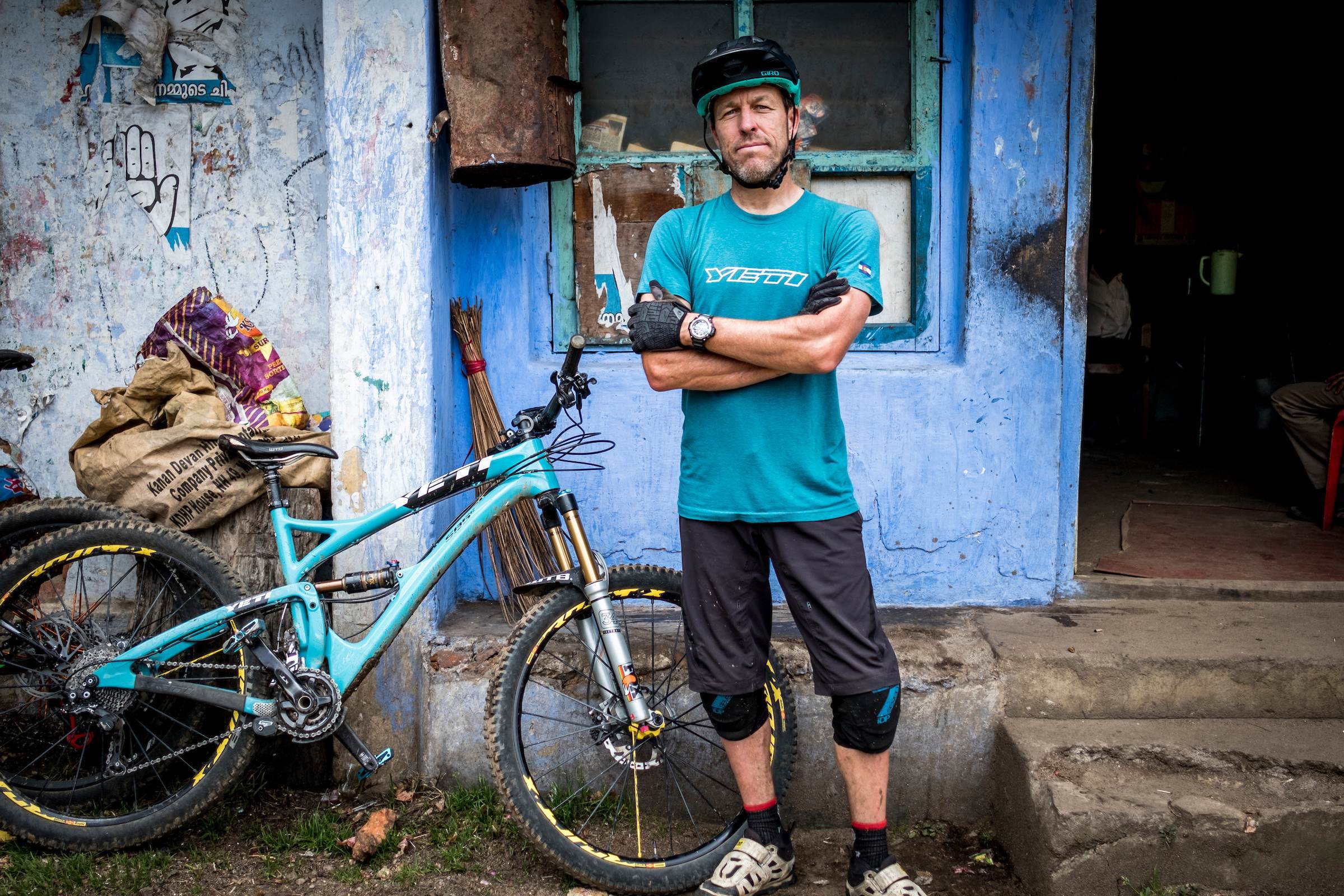 Dan Milner est un personnage unique dans le monde du VTT. Il a combiné sa passion pour le sport avec une carrière de toute une vie dans la photographie et le journalisme d'aventure et de sport. Son travail l'a amené à participer à des tournages et à des randonnées de l'Éthiopie à l'Afghanistan et au-delà.