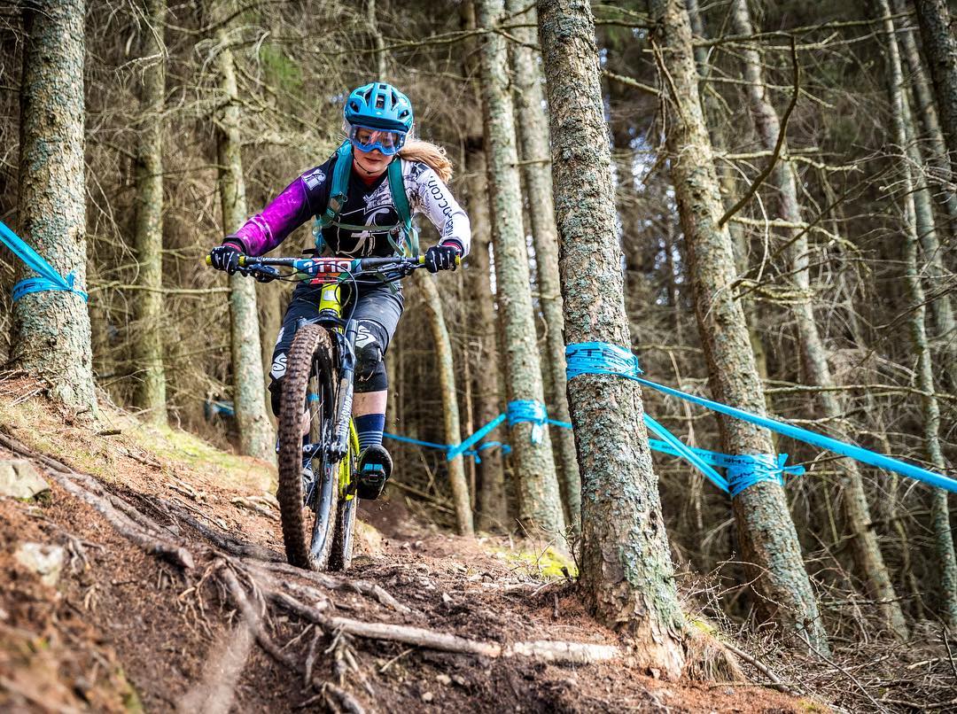 Polly est une jeune vététiste de 17 ans qui pratique le cross-country et l'enduro et qui a déjà accompli beaucoup de choses. Elle a rejoint sa première équipe à l'âge de 14 ans et participe depuis lors à des compétitions au plus haut niveau dans ses catégories d'âge. En 2018, elle est devenue championne britannique d'enduro pour les moins de 21 ans.