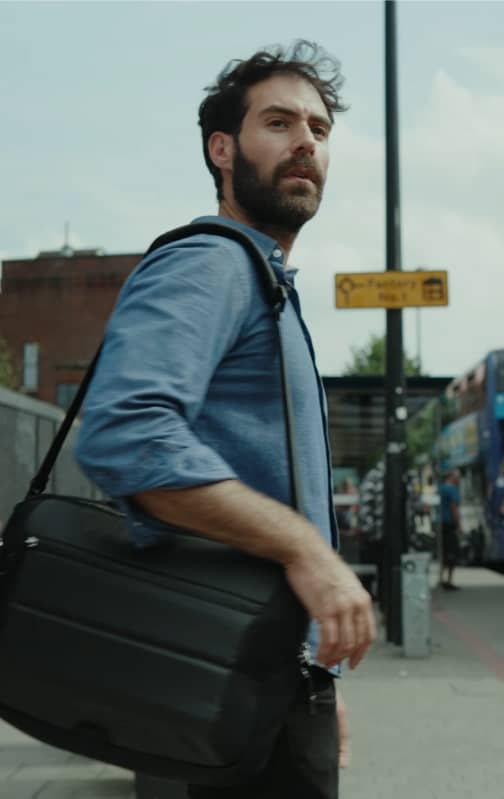 Homme avec sac à dos